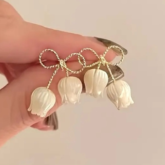 ✨Anthropologie Sutton Tulip Gold Bow Earrings - Picture 3 of 5